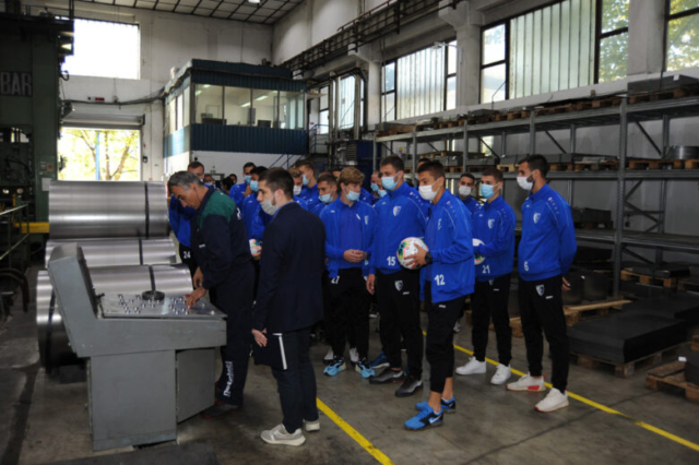 Fudbleri Metalca u poseti fabrici
