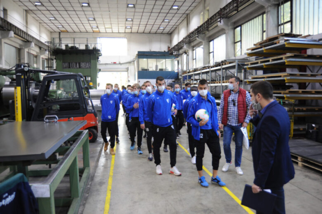 Fudbleri Metalca u poseti fabrici