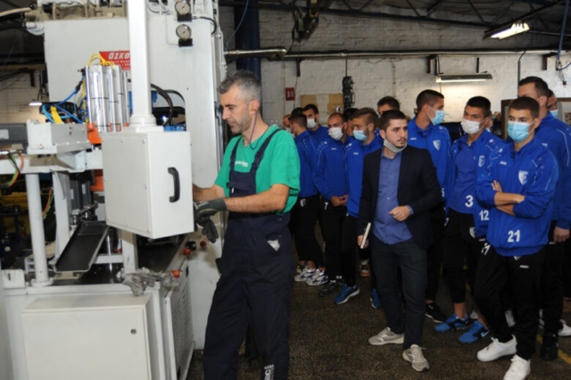 Fudbleri Metalca u poseti fabrici