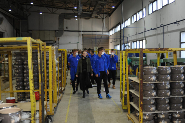 Fudbleri Metalca u poseti fabrici